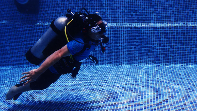 disabled diver diving independently